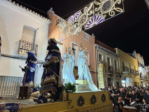 El Verger se rinde al esplendor de las filaes en la entrada de Moros y Cristianos 2025 2 Imagen: Capitán y favorita de la Capitanía mora Mohamed té Sed del Verger este 2025