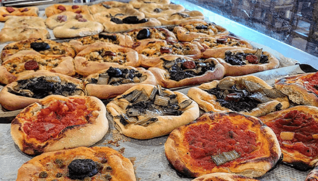 cocas tradicionales recien horneadas con sabor a marina alta