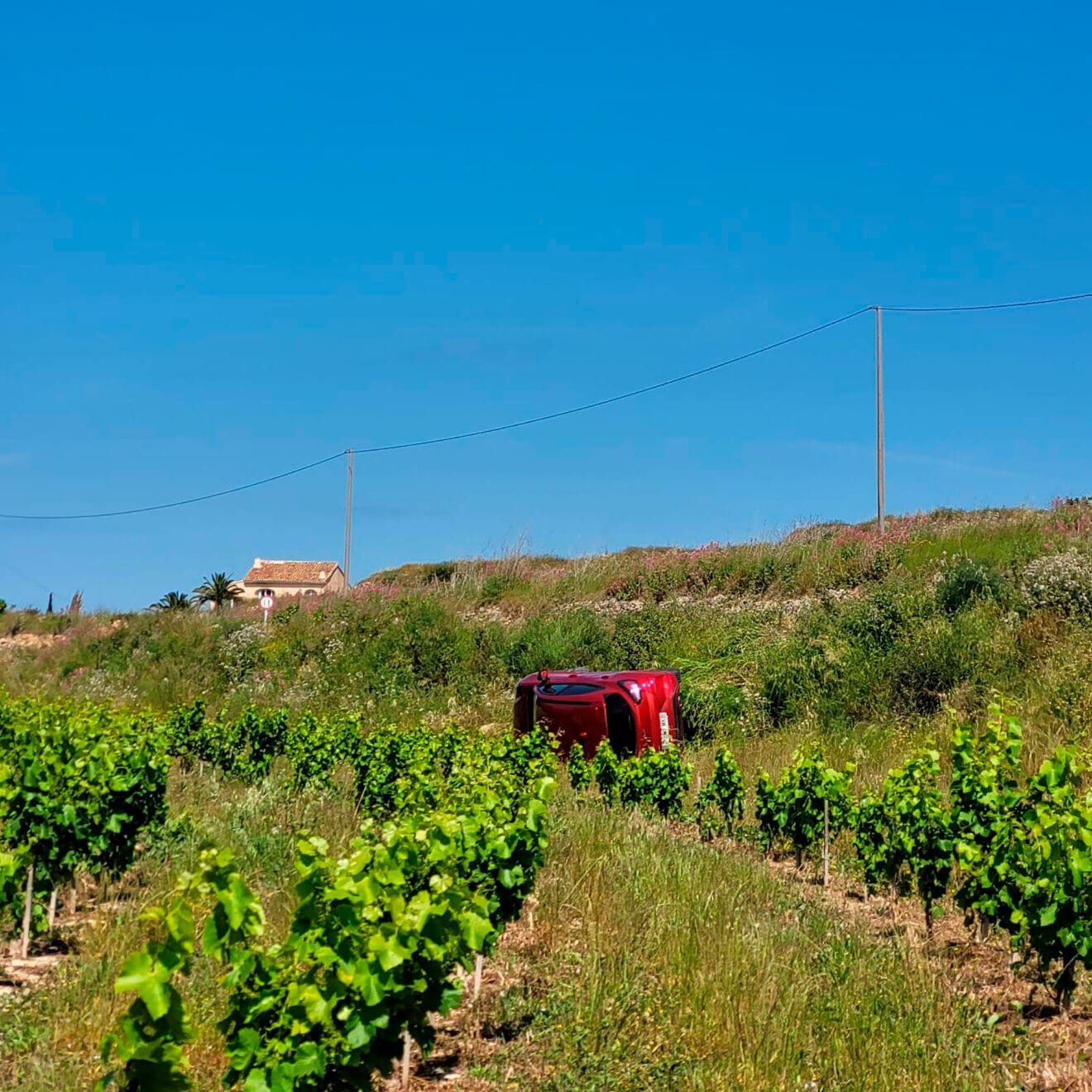 Coche precipitado a una finca en el camí Abiar Alta de Teulada tras un incidente en mayo de 2025