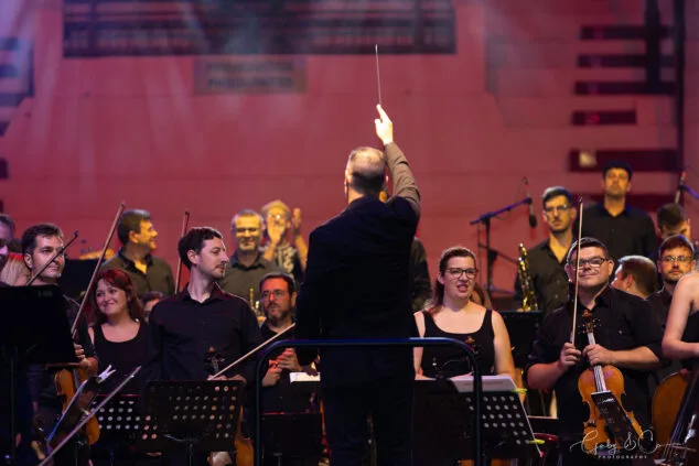 El Sonafilm VII culmina con un concierto apoteósico dedicado a las bandas sonoras de los años 80 123 concierto 80 y accion del sonafilm 7 en ondara en 2025 120