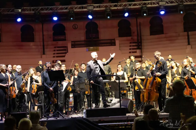 El Sonafilm VII culmina con un concierto apoteósico dedicado a las bandas sonoras de los años 80 129 concierto 80 y accion del sonafilm 7 en ondara en 2025 126