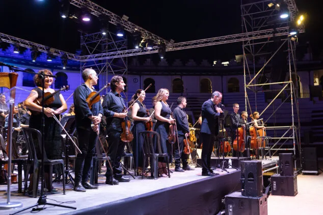 El Sonafilm VII culmina con un concierto apoteósico dedicado a las bandas sonoras de los años 80 258 concierto 80 y accion del sonafilm 7 en ondara en 2025 255