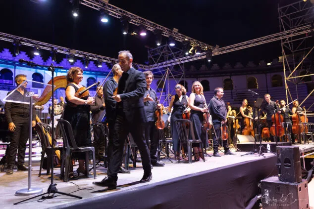 El Sonafilm VII culmina con un concierto apoteósico dedicado a las bandas sonoras de los años 80 261 concierto 80 y accion del sonafilm 7 en ondara en 2025 258