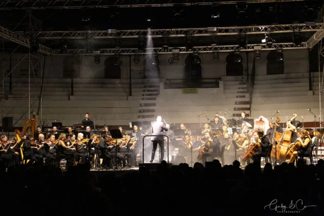 El Sonafilm VII culmina con un concierto apoteósico dedicado a las bandas sonoras de los años 80 38 concierto 80 y accion del sonafilm 7 en ondara en 2025 35
