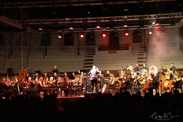 El Sonafilm VII culmina con un concierto apoteósico dedicado a las bandas sonoras de los años 80 42 concierto 80 y accion del sonafilm 7 en ondara en 2025 39