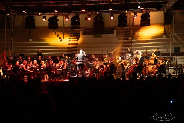 El Sonafilm VII culmina con un concierto apoteósico dedicado a las bandas sonoras de los años 80 43 concierto 80 y accion del sonafilm 7 en ondara en 2025 40