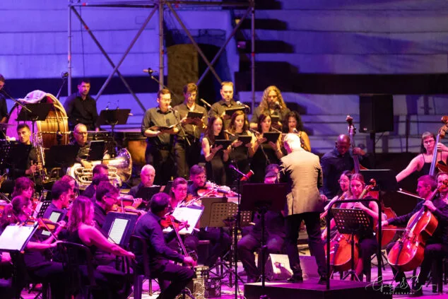El Sonafilm VII culmina con un concierto apoteósico dedicado a las bandas sonoras de los años 80 55 concierto 80 y accion del sonafilm 7 en ondara en 2025 52