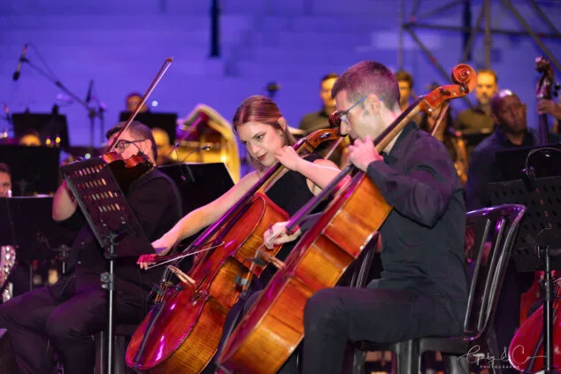 El Sonafilm VII culmina con un concierto apoteósico dedicado a las bandas sonoras de los años 80 60 concierto 80 y accion del sonafilm 7 en ondara en 2025 57