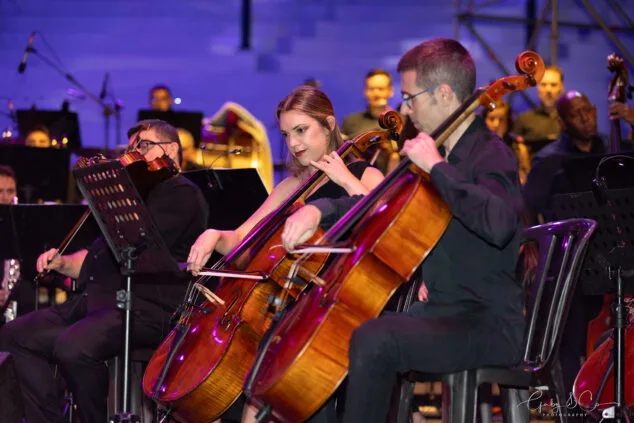 El Sonafilm VII culmina con un concierto apoteósico dedicado a las bandas sonoras de los años 80 61 concierto 80 y accion del sonafilm 7 en ondara en 2025 58