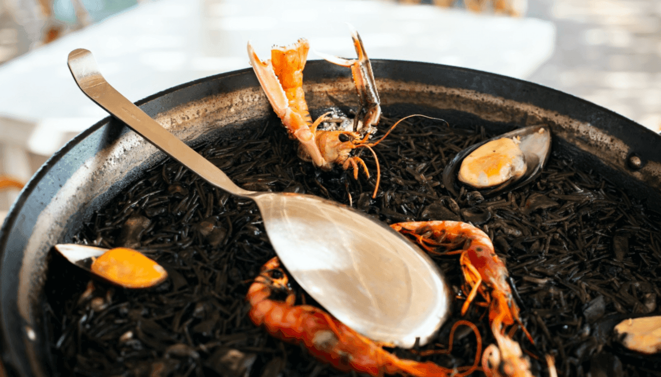 Degusta la fideuà negra, con toda la esencia del Mediterráneo