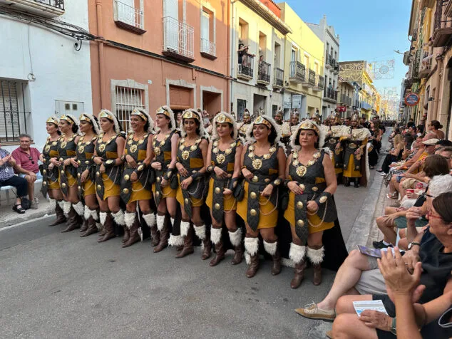 El Verger se rinde al esplendor de las filaes en la entrada de Moros y Cristianos 2025 7 desfile de moros y cristianos del verger 2025 04
