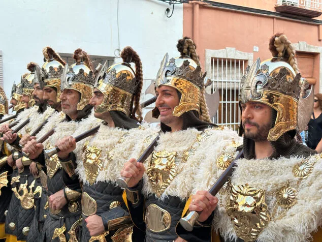 El Verger se rinde al esplendor de las filaes en la entrada de Moros y Cristianos 2025 10 desfile de moros y cristianos del verger 2025 07