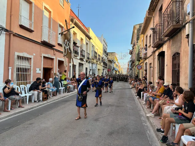 El Verger se rinde al esplendor de las filaes en la entrada de Moros y Cristianos 2025 12 desfile de moros y cristianos del verger 2025 09