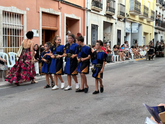 El Verger se rinde al esplendor de las filaes en la entrada de Moros y Cristianos 2025 13 desfile de moros y cristianos del verger 2025 10
