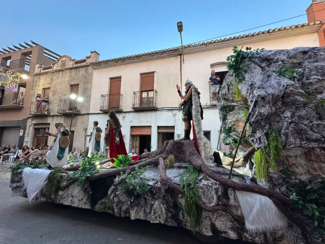 El Verger se rinde al esplendor de las filaes en la entrada de Moros y Cristianos 2025 102 desfile de moros y cristianos del verger 2025 100