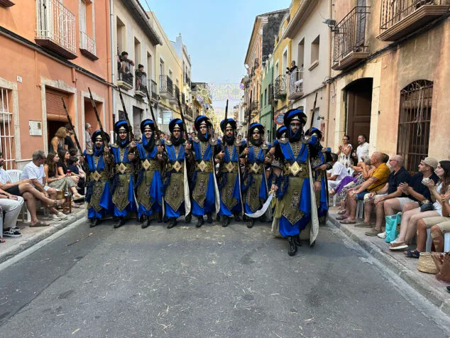 El Verger se rinde al esplendor de las filaes en la entrada de Moros y Cristianos 2025 106 desfile de moros y cristianos del verger 2025 104