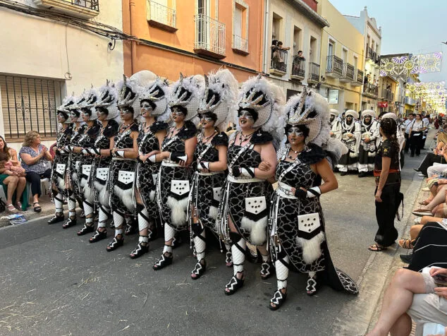 El Verger se rinde al esplendor de las filaes en la entrada de Moros y Cristianos 2025 111 desfile de moros y cristianos del verger 2025 109