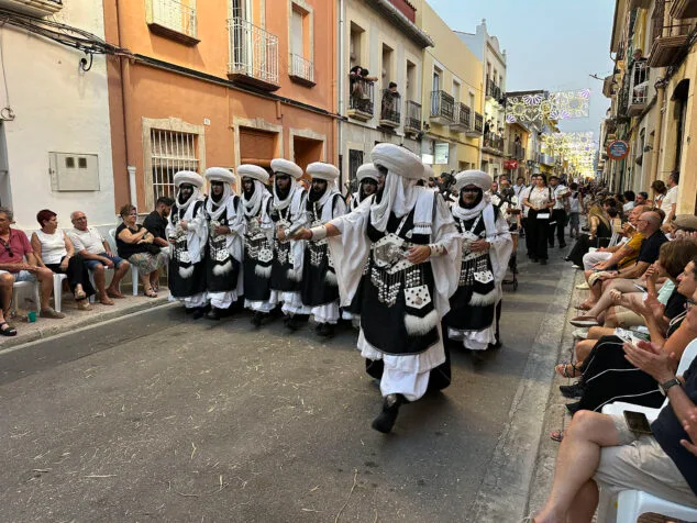 El Verger se rinde al esplendor de las filaes en la entrada de Moros y Cristianos 2025 113 desfile de moros y cristianos del verger 2025 111