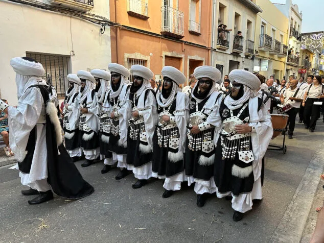 El Verger se rinde al esplendor de las filaes en la entrada de Moros y Cristianos 2025 114 desfile de moros y cristianos del verger 2025 112