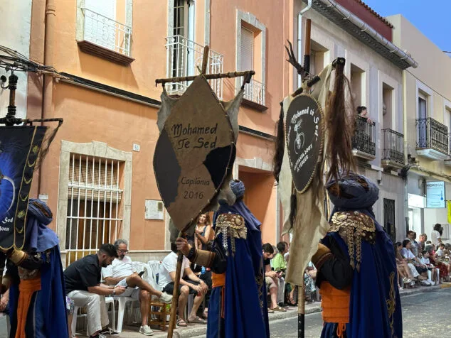 El Verger se rinde al esplendor de las filaes en la entrada de Moros y Cristianos 2025 117 desfile de moros y cristianos del verger 2025 115