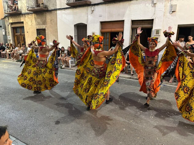 El Verger se rinde al esplendor de las filaes en la entrada de Moros y Cristianos 2025 123 desfile de moros y cristianos del verger 2025 122