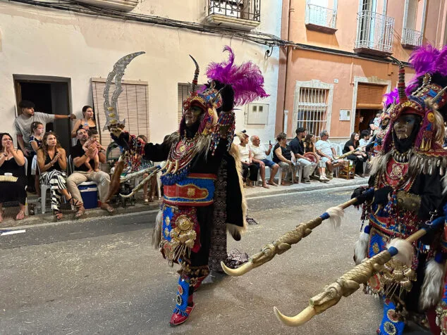 El Verger se rinde al esplendor de las filaes en la entrada de Moros y Cristianos 2025 141 desfile de moros y cristianos del verger 2025 140