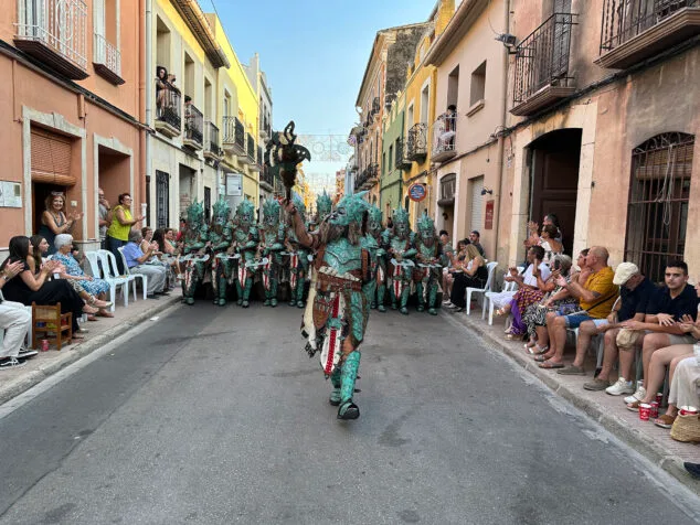 El Verger se rinde al esplendor de las filaes en la entrada de Moros y Cristianos 2025 38 desfile de moros y cristianos del verger 2025 35