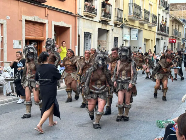 El Verger se rinde al esplendor de las filaes en la entrada de Moros y Cristianos 2025 67 desfile de moros y cristianos del verger 2025 64