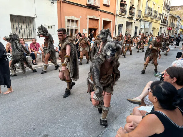El Verger se rinde al esplendor de las filaes en la entrada de Moros y Cristianos 2025 68 desfile de moros y cristianos del verger 2025 65