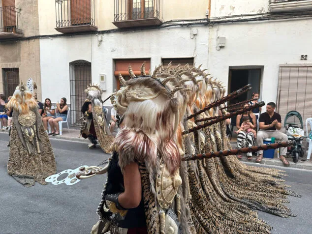 El Verger se rinde al esplendor de las filaes en la entrada de Moros y Cristianos 2025 79 desfile de moros y cristianos del verger 2025 76