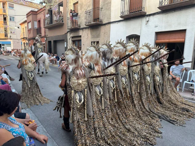 El Verger se rinde al esplendor de las filaes en la entrada de Moros y Cristianos 2025 80 desfile de moros y cristianos del verger 2025 77