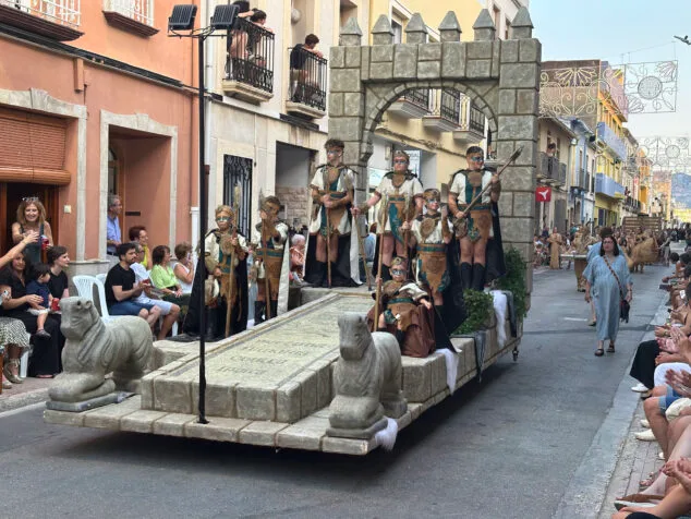 El Verger se rinde al esplendor de las filaes en la entrada de Moros y Cristianos 2025 82 desfile de moros y cristianos del verger 2025 79