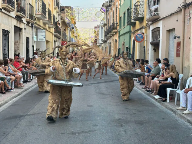 El Verger se rinde al esplendor de las filaes en la entrada de Moros y Cristianos 2025 85 desfile de moros y cristianos del verger 2025 82