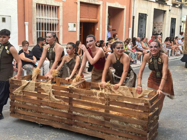 El Verger se rinde al esplendor de las filaes en la entrada de Moros y Cristianos 2025 91 desfile de moros y cristianos del verger 2025 88
