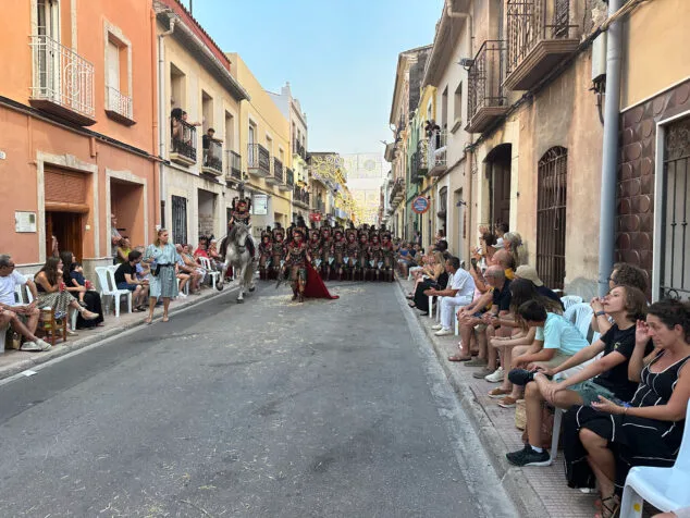 El Verger se rinde al esplendor de las filaes en la entrada de Moros y Cristianos 2025 92 desfile de moros y cristianos del verger 2025 89