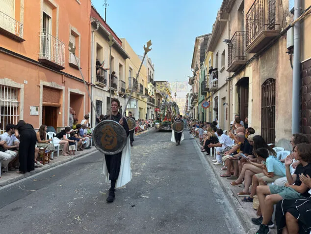 El Verger se rinde al esplendor de las filaes en la entrada de Moros y Cristianos 2025 98 desfile de moros y cristianos del verger 2025 96