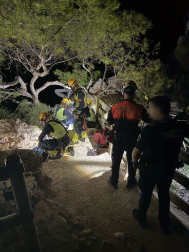 Despliegue de autoridades para el rescate en la Falla del Moraig de Benitatxell