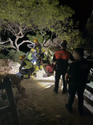 Despliegue de autoridades para el rescate en la Falla del Moraig de Benitatxell