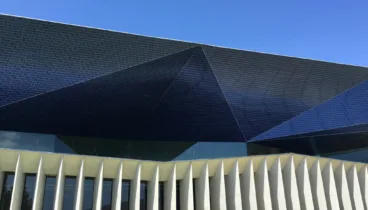 Detalle de la fachada cerámica azul del Auditori, reflejo del Mediterráneo