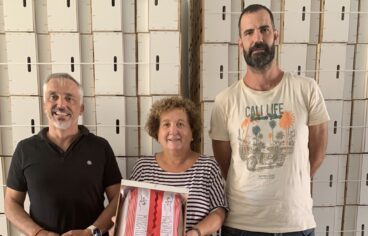 el ayuntamiento de teulada reparte 830 kg gratis de uva moscatel para reconocer el valor de este producto local