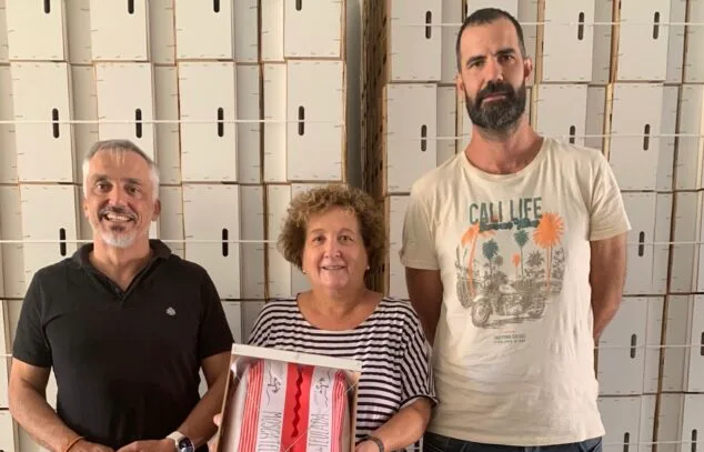 el ayuntamiento de teulada reparte 830 kg gratis de uva moscatel para reconocer el valor de este producto local