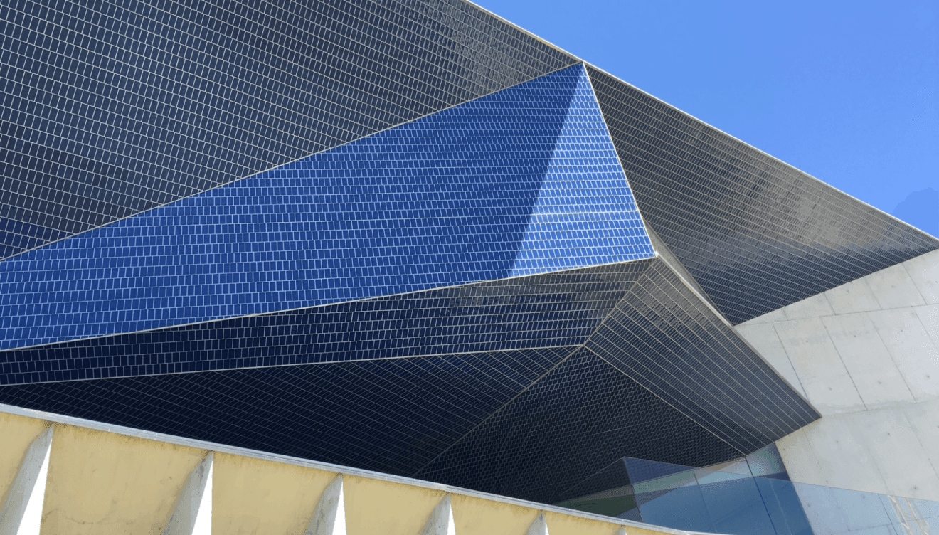 El mar convertido en arquitectura la piel azul del Auditori Teulada Moraira