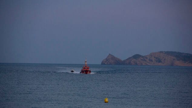 Cruz Roja atiende a 30 personas migrantes interceptadas frente a la costa de Calp 1 Imagen: Embarcación de Salvamar en Xàbia en 2020 (archivo)