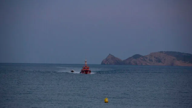 Cruz Roja atiende a 30 personas migrantes interceptadas frente a la costa de Calp 1 Imagen: Embarcación de Salvamar en Xàbia en 2020 (archivo)