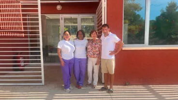 equipo de la unidad de respiro familiar la casa roja junto a la concejala de calp itziar doval