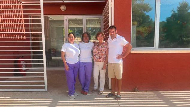 equipo de la unidad de respiro familiar la casa roja junto a la concejala de calp itziar doval