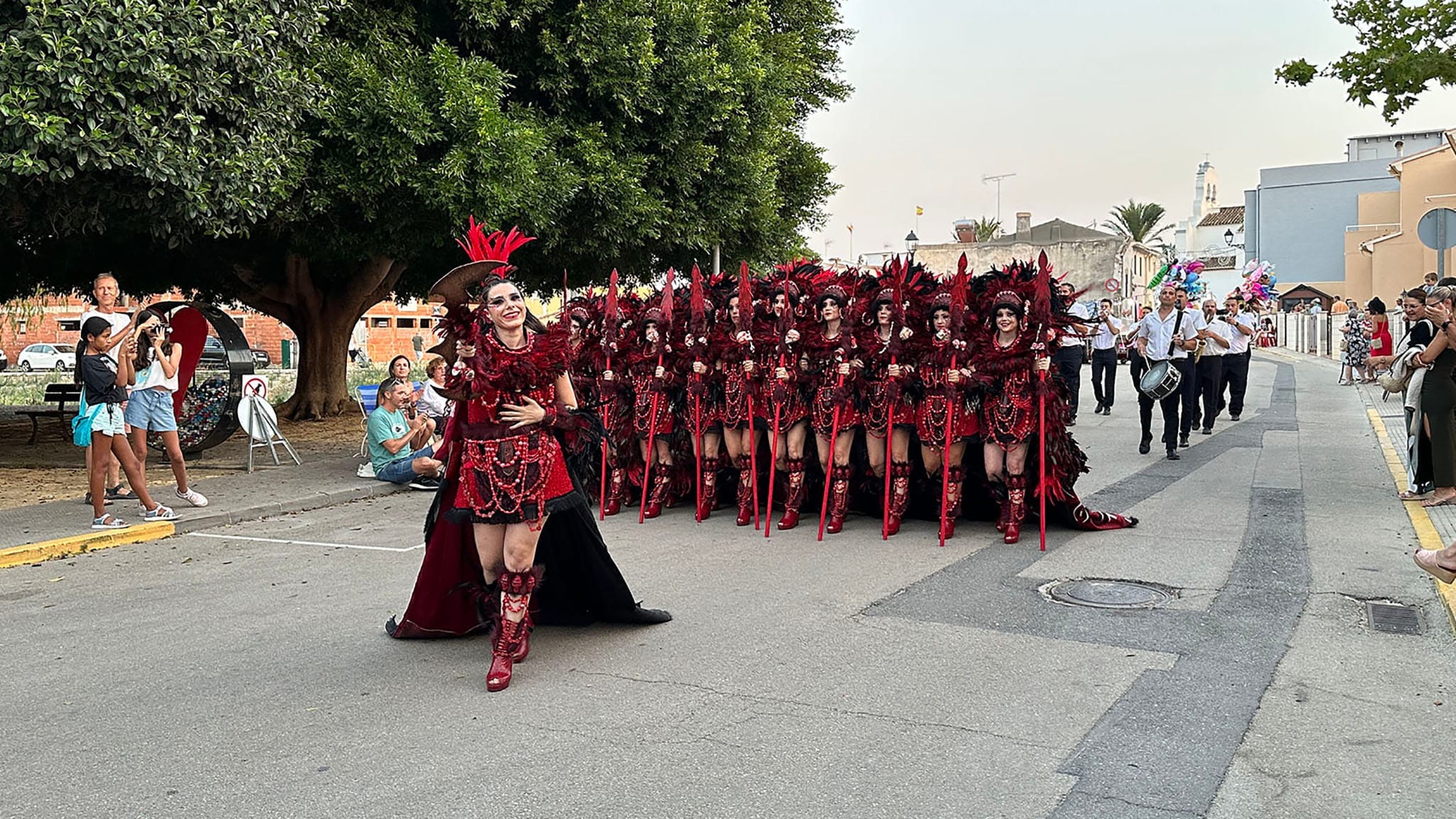 escuadra de la fila mora alamar de els poblets cerrando el desfile de moros y cristianos