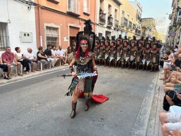 Escuadra de mujeres de la Capitanía Guerrers de la Creu del Verger este 2025