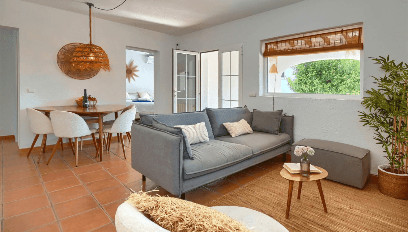 Espacio de salón cómodo con aire acondicionado