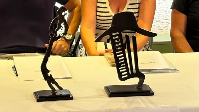 Imagen: Estatuillas Pere Bigot y Eva Pinera, de Quico Torres para Benissa en corto
